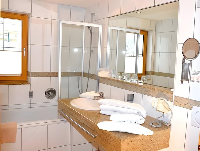 Bathroom 4, Hotel Enzian, Landeck