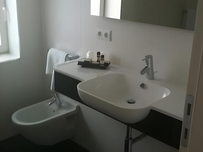 Bathroom 4, Hotel Tristar, Hainaut