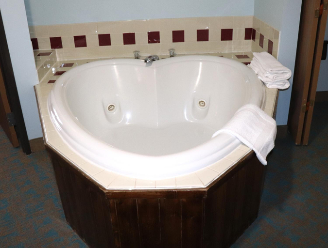 Bathroom 4, BAY INN TAWAS, Iosco