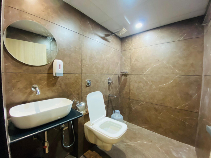 Bathroom, New Riza By Glitz Hotels, Mumbai Suburban