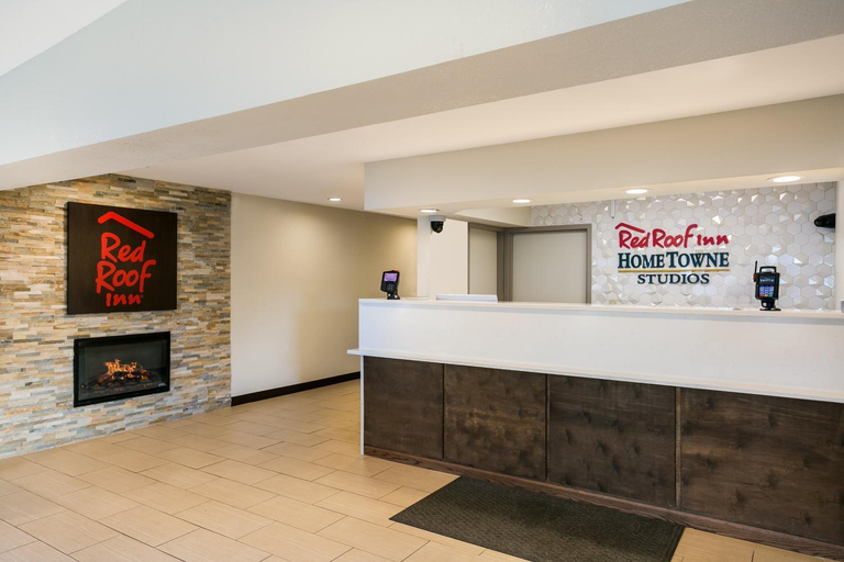 Public Area 2, HomeTowne Studios by Red Roof Denver - Lancaster County, Lancaster