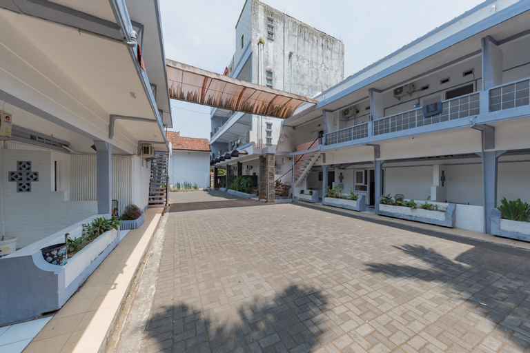 Exterior & Views 2, RedDoorz Syariah @ Hotel Kencana Tasikmalaya, Tasikmalaya