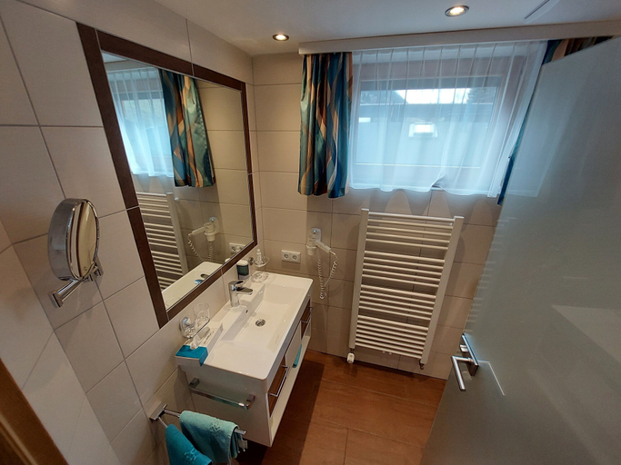 Bathroom 3, Apart Frühstückspension Stark, Landeck