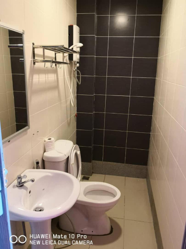 Bathroom 3, I Love U BnB, Semporna