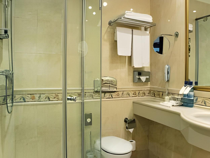 Bathroom, Korston Royal Hotel Kazan, Vysokogorskiy rayon