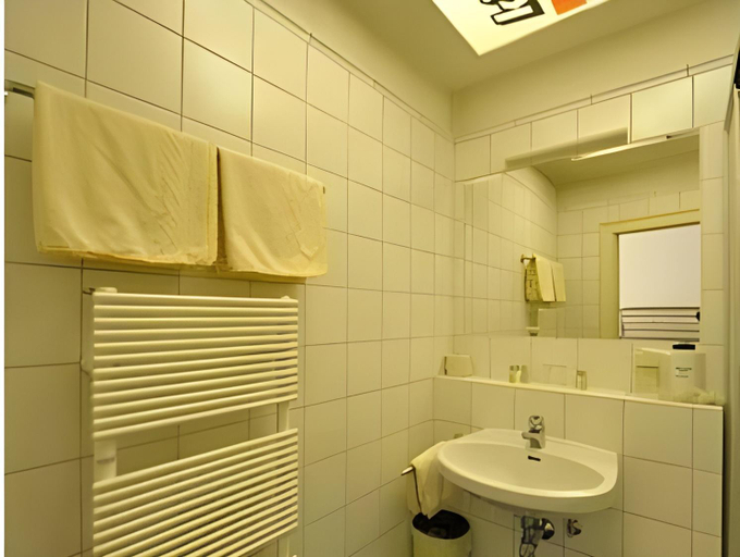 Bathroom 3, Erlebnis Post - Stadthotel mit EigenART, Spittal an der Drau