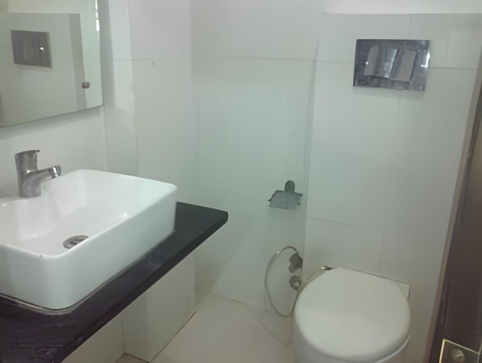 Bathroom, Hotel V V Inn, Delhi