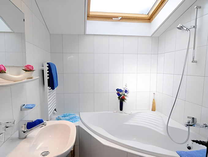 Bathroom 2, Hotel-Restaurant Burgseeli, Interlaken