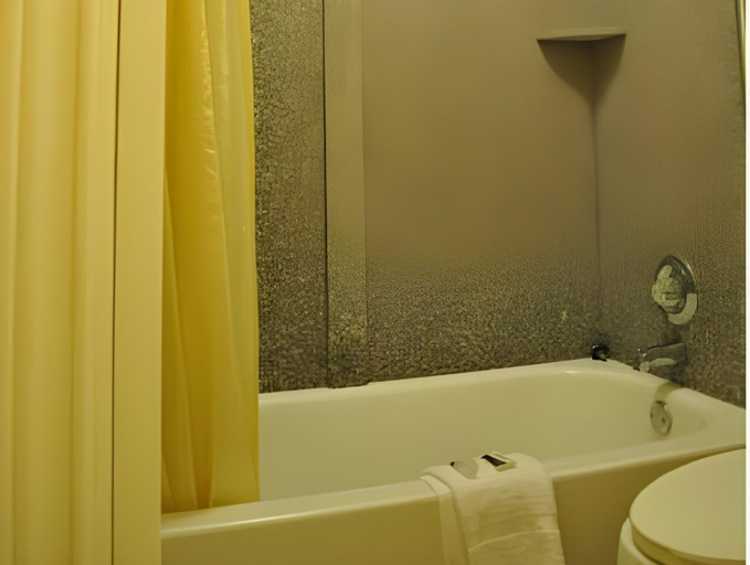 Bathroom 5, Executive Inn Brookshire, Waller