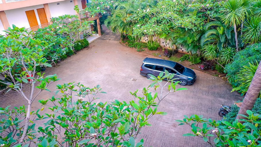 Exterior & Views 27