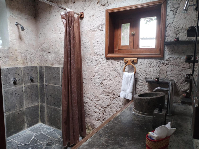 Bathroom 4, Xani Mui, Aculco