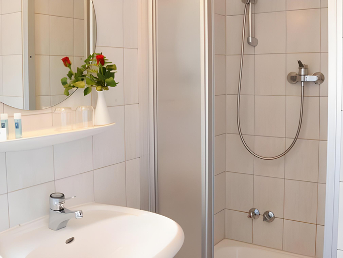 Bathroom 3, Hotel Zur Traube, Mettmann