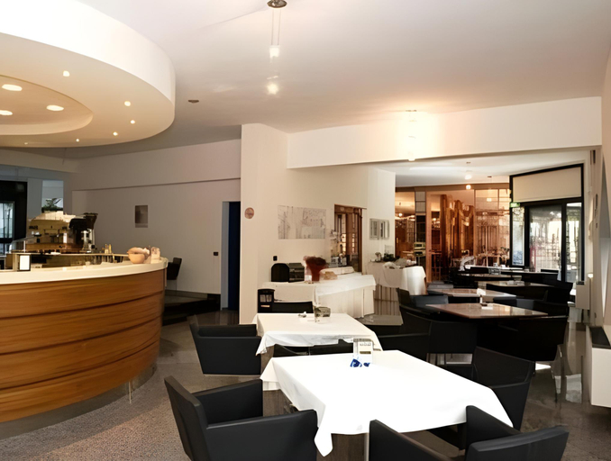 Food & Drinks 5, Hotel 90, Bari