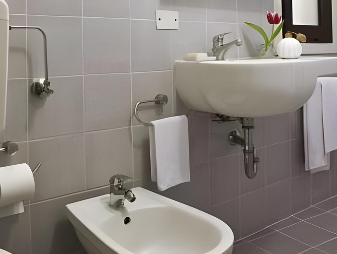 Bathroom 4, Hotel Cervetta 5, Modena
