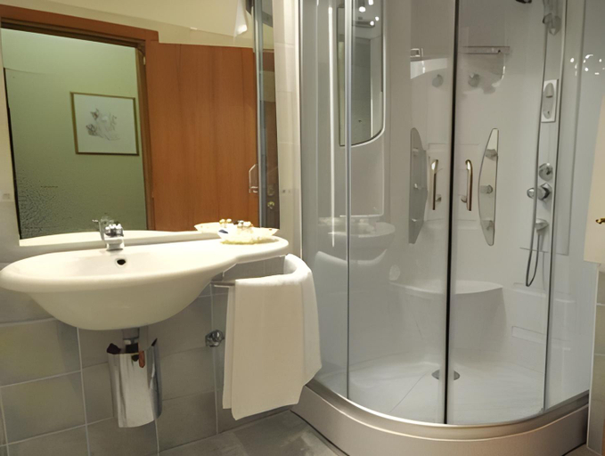 Bathroom 2, Hotel Domus, Modena