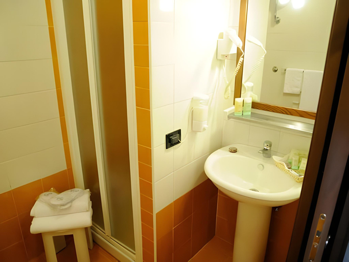 Bathroom 2, Hotel Sannita, Napoli