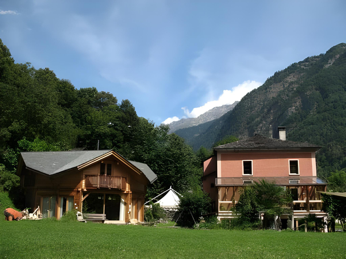 Exterior & Views