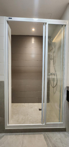 Bathroom 10