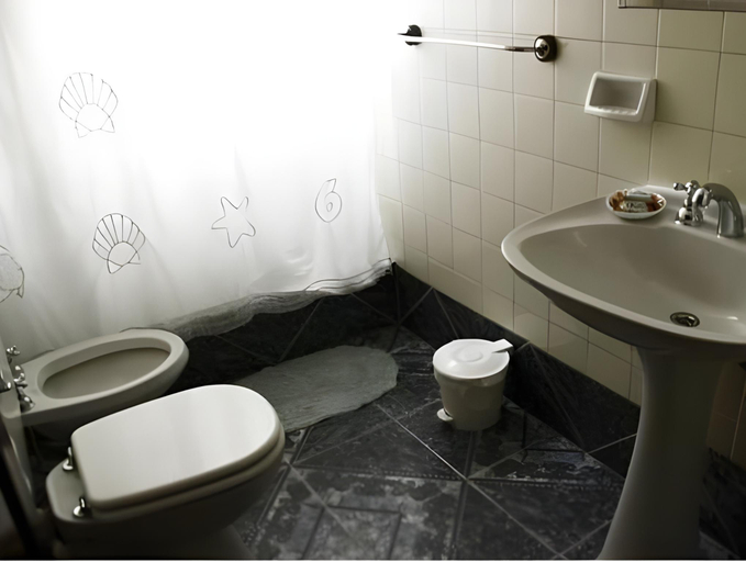 Bathroom, Hostal El Cerrito San Lorenzo, Capital