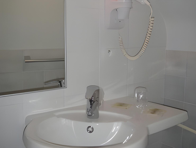 Bathroom 4, Logis Hotel Saint Paul, Maine-et-Loire