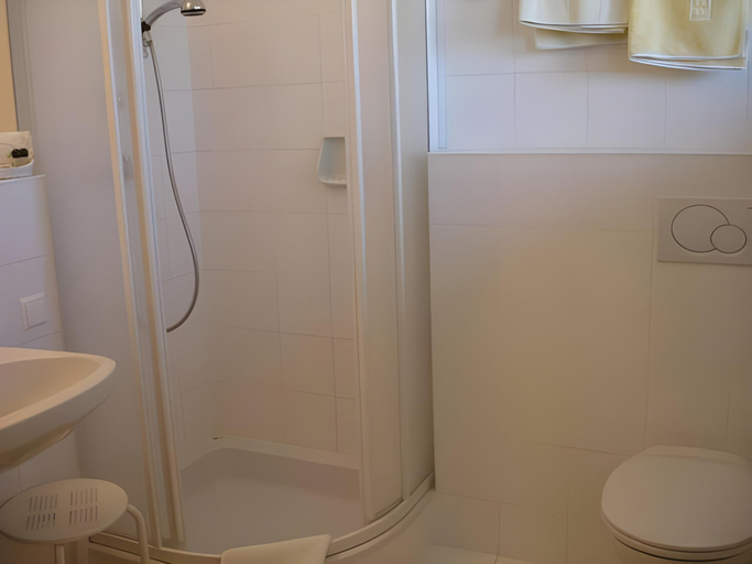 Bathroom 4, Hotel Schonruh, Villach