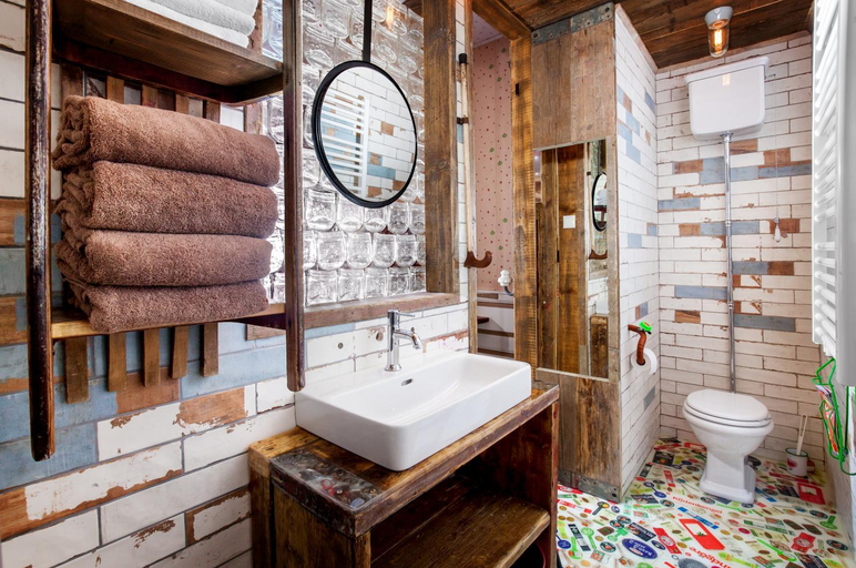 Bathroom 3, Karls Hotel ALLES PALETTI, Rostock