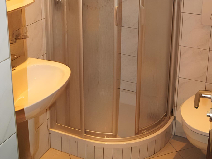 Bathroom 3, Hotel-Restaurant Sonne, Heilbronn