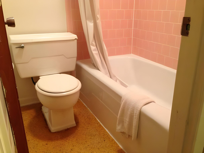Bathroom 3, Texas Inn Beaumont, Jefferson