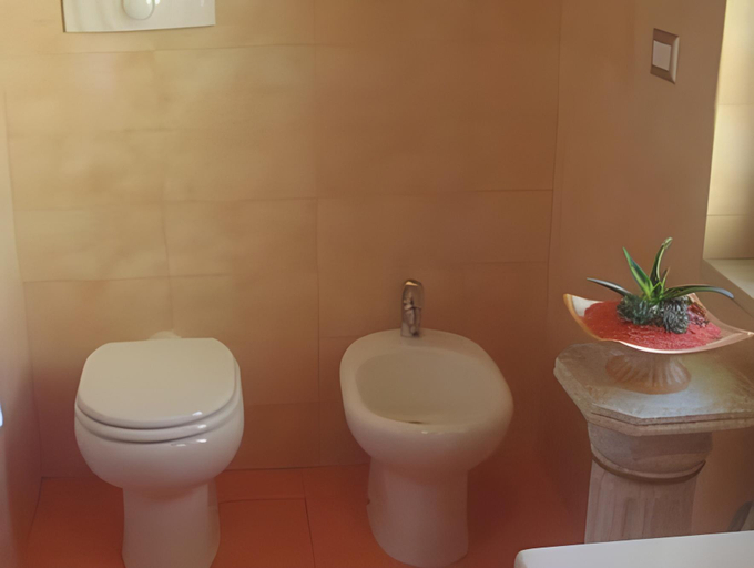 Bathroom 4, Hotel Ginevra, Napoli