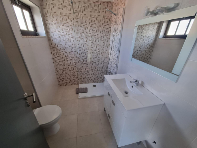 Bathroom 4, Alvorada Lunar, Almeirim