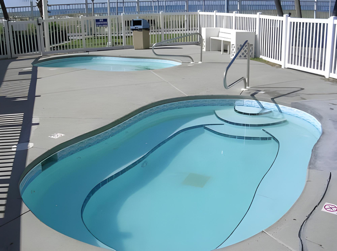 Swimming pool 3, The Summit Condominiums, Bay