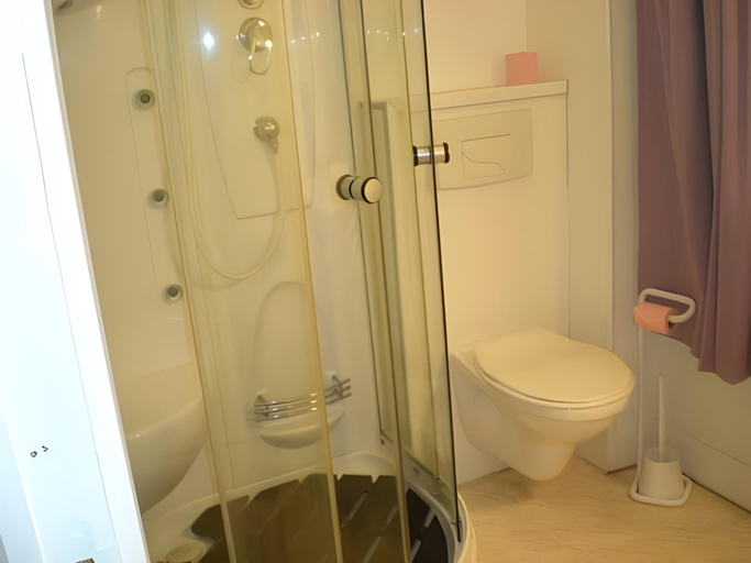 Bathroom 3, Hotel Cafe de la Gare, Gironde