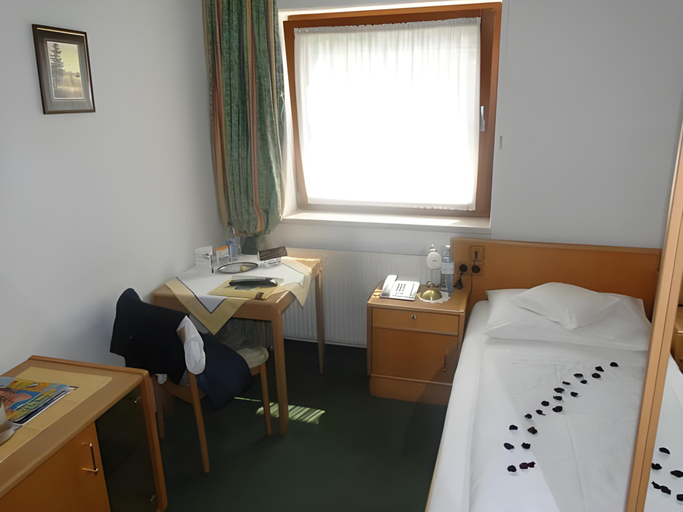 Bedroom 3, Hotel Theresia, Schwaz
