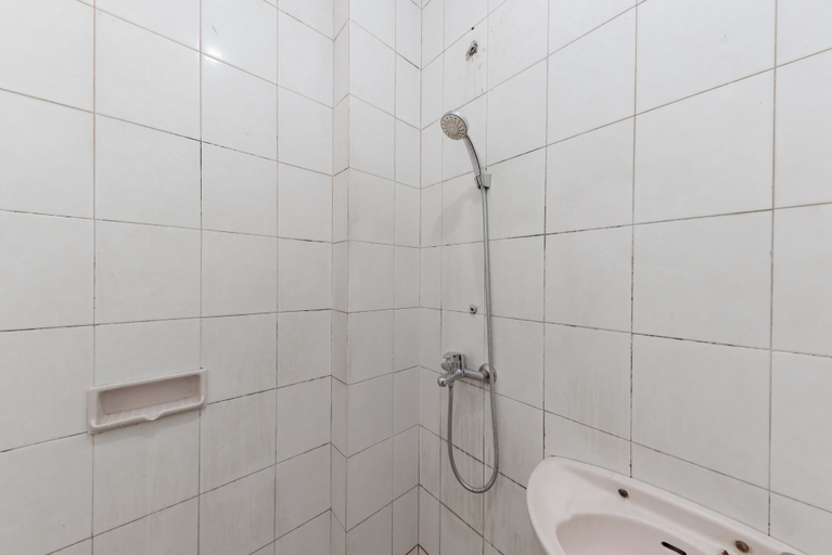 Bathroom 5, RedDoorz @ Hotel Kencana Tasikmalaya, Tasikmalaya