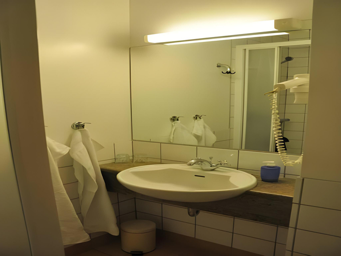 Bathroom 3, Eric the Red Guesthouse, Reykjavík