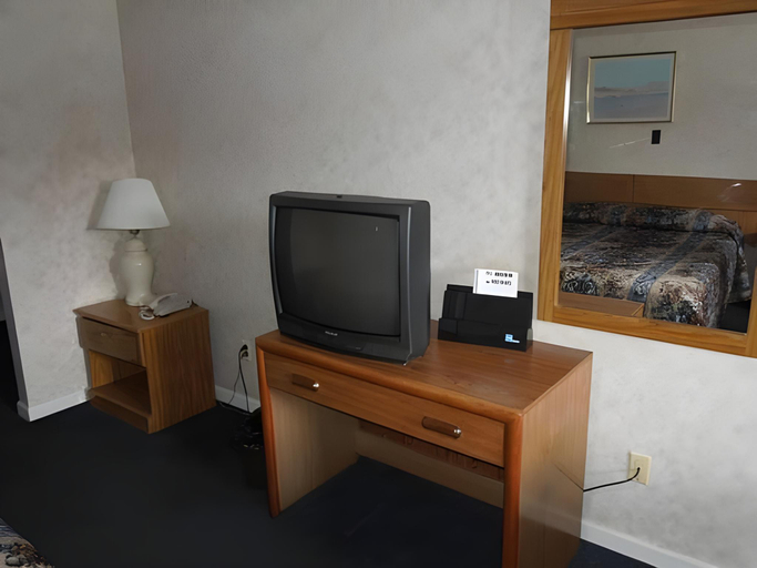 Others 5, American Inn, Putnam