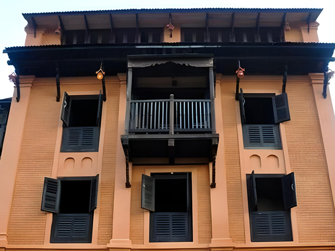 Exterior & Views