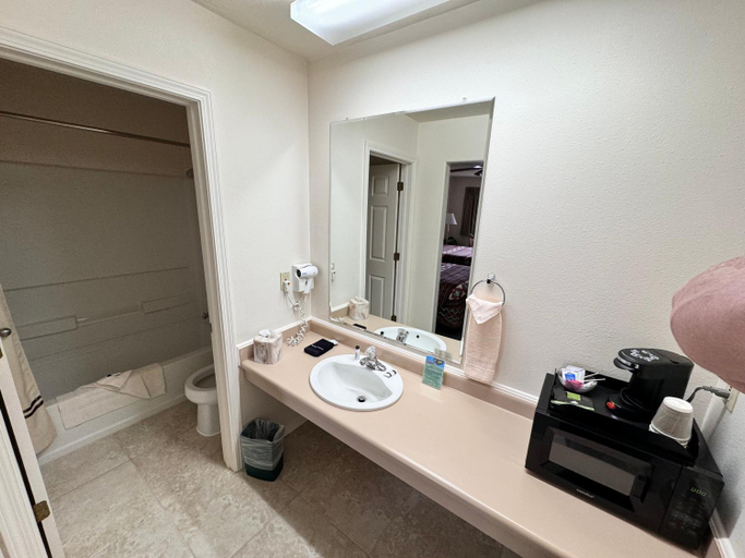 Bathroom 4, Vista Del Rio Lodge, Rio Arriba
