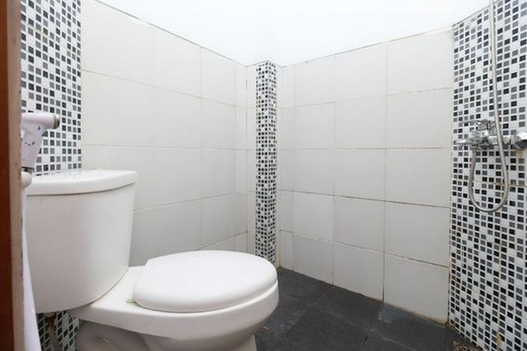 Bathroom 3, RedDoorz Plus Syariah @ Polamas Andalas, Padang