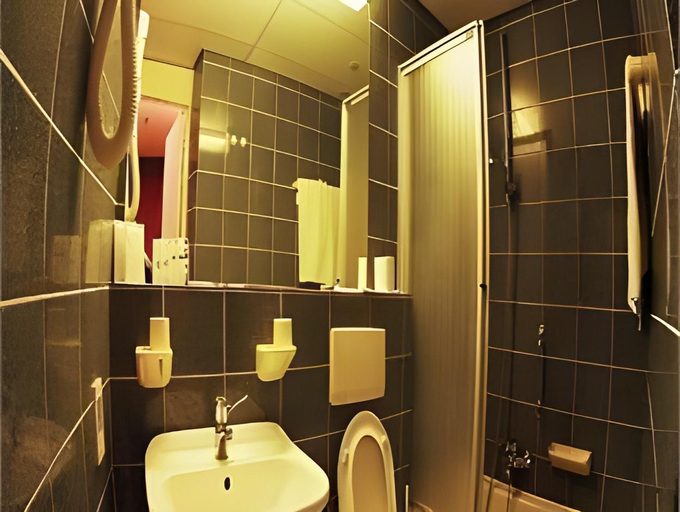 Bathroom 2, Hotel Maxim, West-Vlaanderen