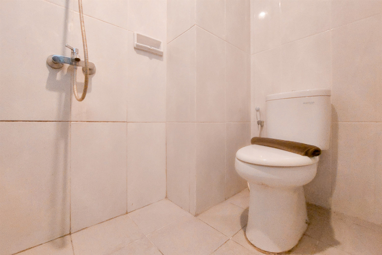 Bathroom 5, Cozy and Minimalist Studio Apartment Serpong Garden By Travelio, Tangerang