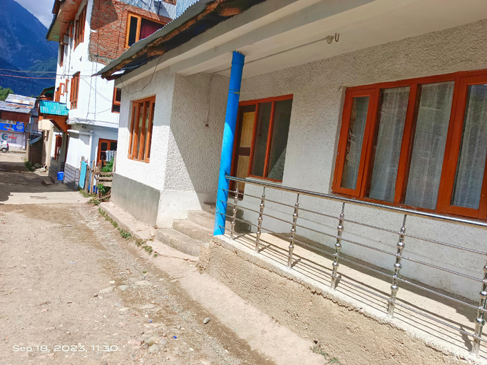 Others 4, Green Street, Anantnag