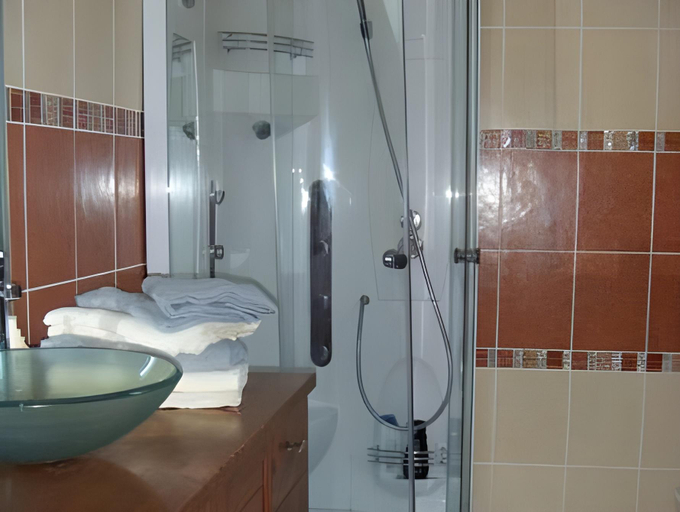 Bathroom 3, Les Roses de Montherlant, Oise