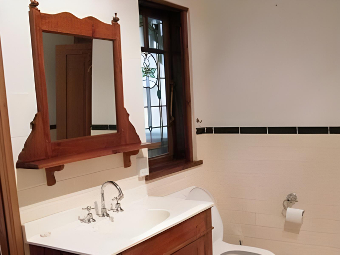 Bathroom 2, Mount Browne Cottage, Coffs Harbour - Pt B