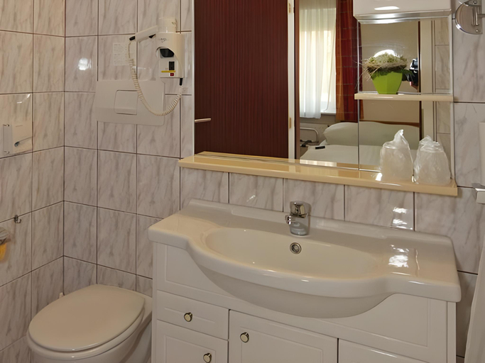 Bathroom 4, Der Kaiserhof Ried, Ried im Innkreis