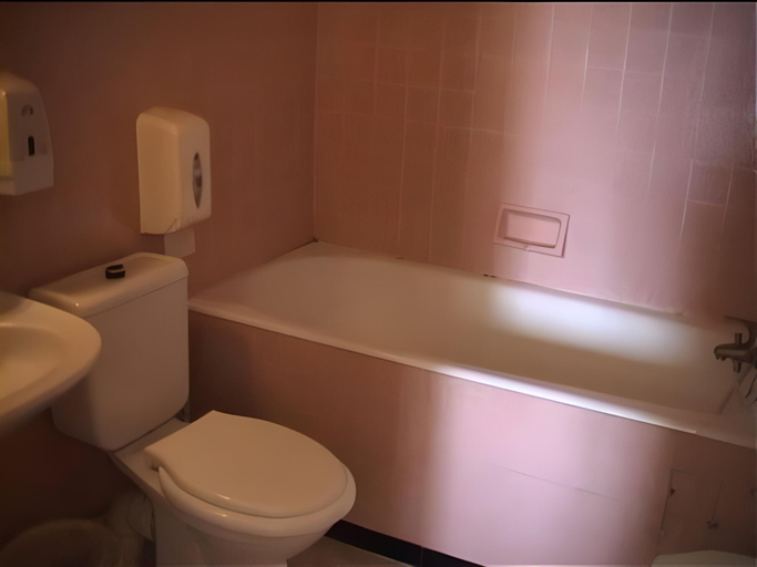 Bathroom 2, Hôtel l'Alsace, Aude