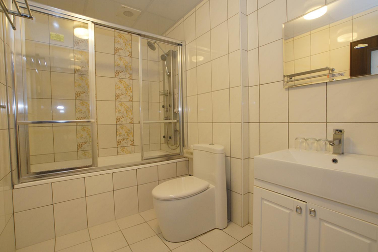 Bathroom 2, Bang Qiaonuo - Peng's family, Taitung