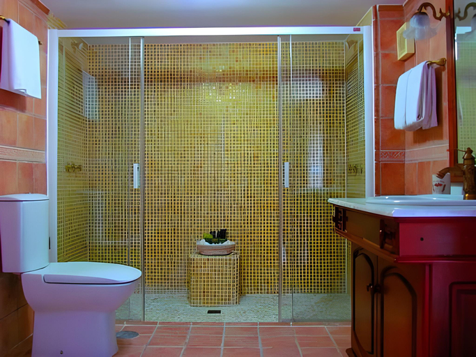 Bathroom 2, Jardines De La Reina Boutique Bed & Breakfast, Málaga