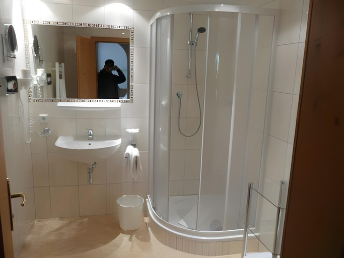 Bathroom 4, Hotel Hollroah, Landeck