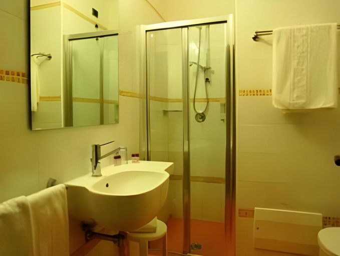 Bathroom 5, Hotel Club Astor, Lecce